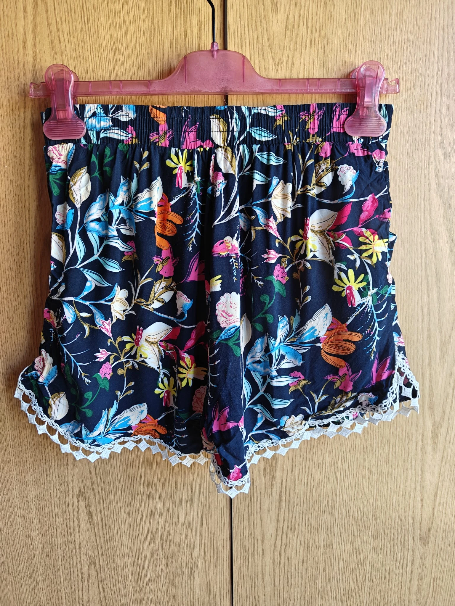 Pantalones cortos cómodos con un estampado floral vibrante – photo 2